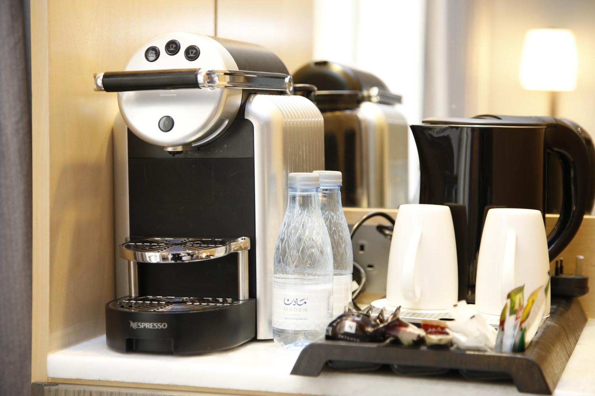 Maden Alrawda Hotel Медина Екстериор снимка A Nespresso coffee machine