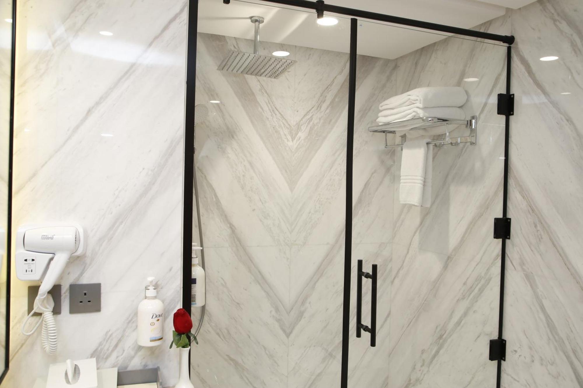Maden Alrawda Hotel Медина Екстериор снимка A shower door