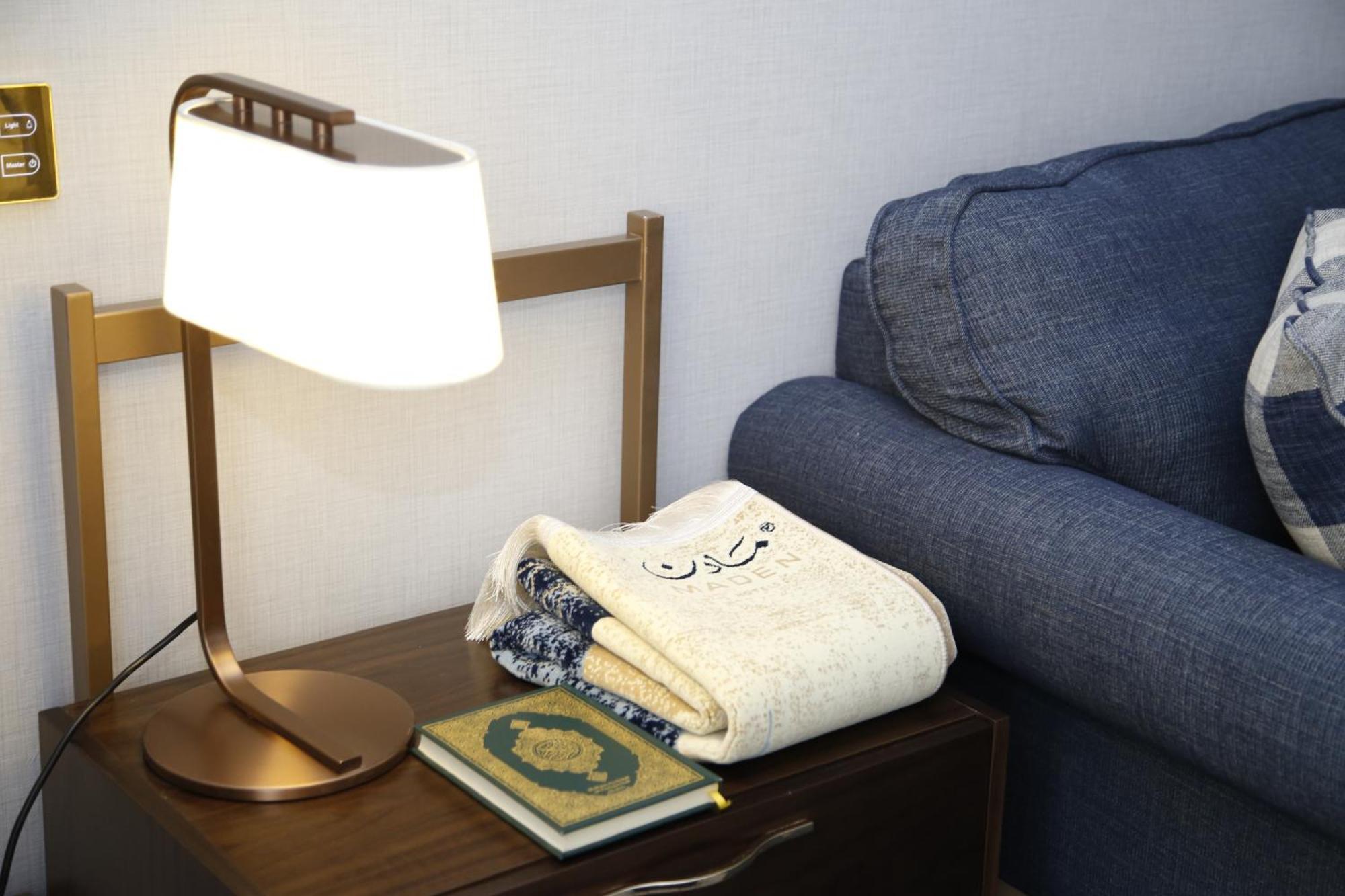 Maden Alrawda Hotel Медина Екстериор снимка A table lamp