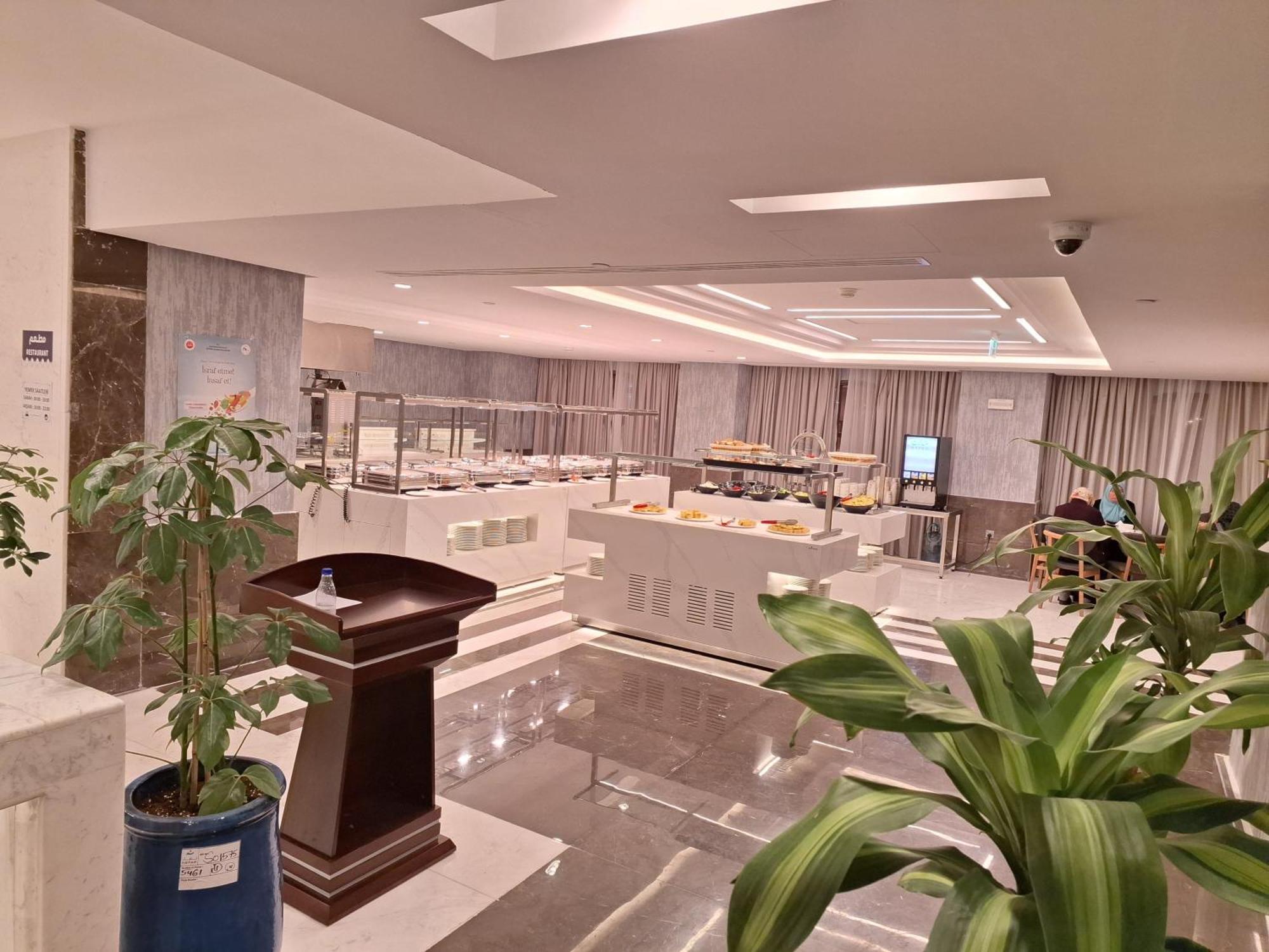 Maden Alrawda Hotel Медина Екстериор снимка The lounge at the airport